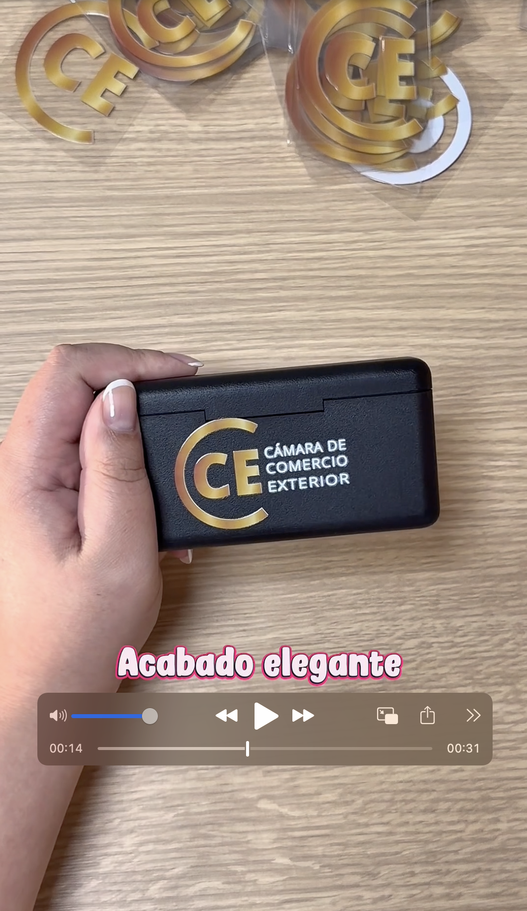 Sticker dorado de alto relieve pegado en power bank negra